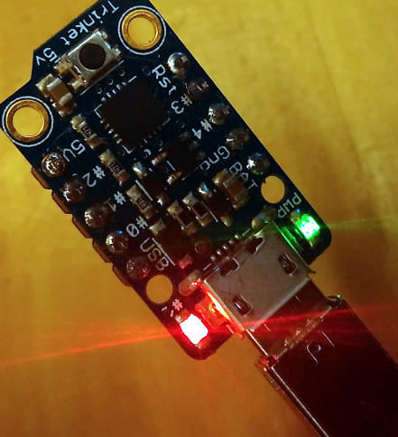 Trinket em modo de Bootloader (Fonte: própria)
Trinket em modo de Bootloader (Fonte: própria)