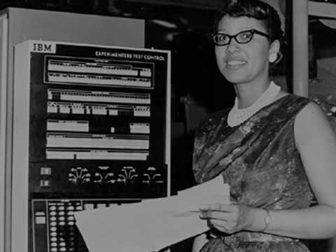 Figura 1 - Dorothy Vaughan (fonte: https://sheroesofhistory.wordpress.com/2017/10/23/dorothy-vaughan/)
Figura 1 - Dorothy Vaughan (fonte: https://sheroesofhistory.wordpress.com/2017/10/23/dorothy-vaughan/)