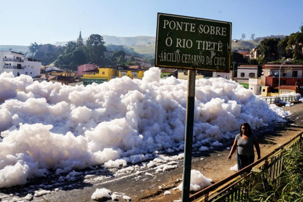 Figura 1 – Efeito dos detergentes nas águas descartadas nos rios (Foto do Tiete em São Paulo)
Figura 1 – Efeito dos detergentes nas águas descartadas nos rios (Foto do Tiete em São Paulo)