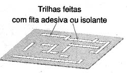 Fazendo as trilhas com fita adesiva. Fazendo as trilhas com fita adesiva.