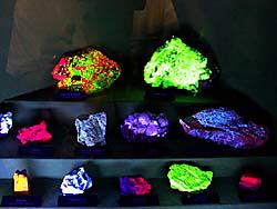 Minerais brilhando sob a luz negra Minerais brilhando sob a luz negra