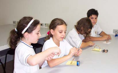 Alunos montando o galvanômetro experimental. Alunos montando o galvanômetro experimental.