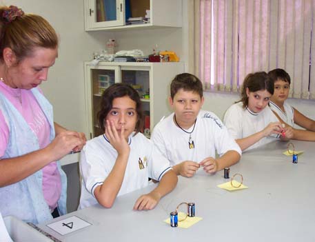 A professora também ajuda... A professora também ajuda...