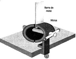 Barra de metal presa numa morsa. Barra de metal presa numa morsa.