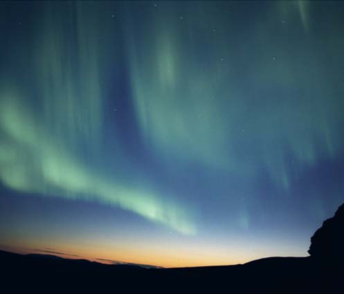A aurora boreal é causada pela penetração das pastículas na alta atmosfera. 