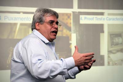 Engenheiro Carlos Bilharinho, da empresa multinacional Prysmian-Draka, durante palestra sobre o mercado no setor de fibras ópticas. Engenheiro Carlos Bilharinho, da empresa multinacional Prysmian-Draka, durante palestra sobre o mercado no setor de fibras ópticas.