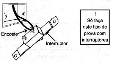 Testando se o problema é do interruptor ou da instalação (ou mesmo da lâmpada). Testando se o problema é do interruptor ou da instalação (ou mesmo da lâmpada).