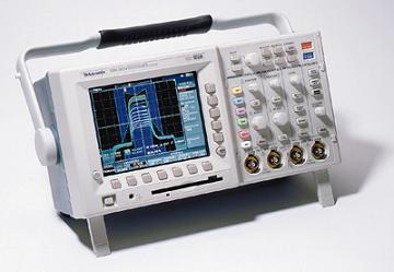 Osciloscópio da série TDS3000B da Tektronix, alimentado por bateria permite que os problemas de isolamento sejam contornados. Osciloscópio da série TDS3000B da Tektronix, alimentado por bateria permite que os problemas de isolamento sejam contornados.