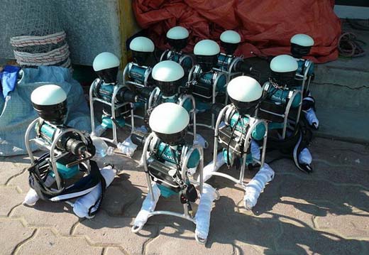 Foto de jóqueis robôs usados nos Emirados Árabes em corridas de camelo. Foto de jóqueis robôs usados nos Emirados Árabes em corridas de camelo.