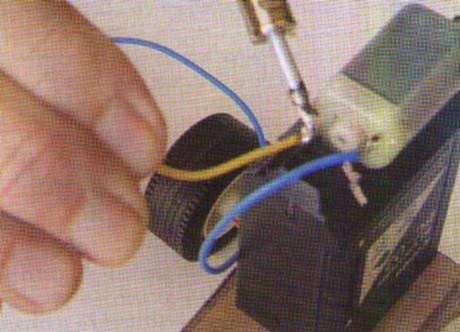 Soldando os fios do motor Soldando os fios do motor