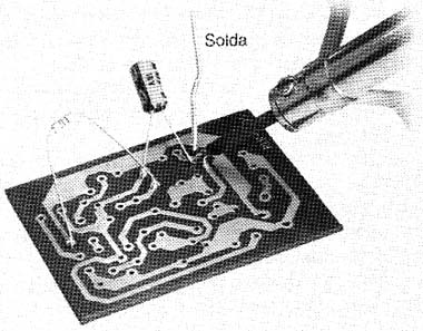 Soldando componentes numa placa para praticar. Soldando componentes numa placa para praticar.