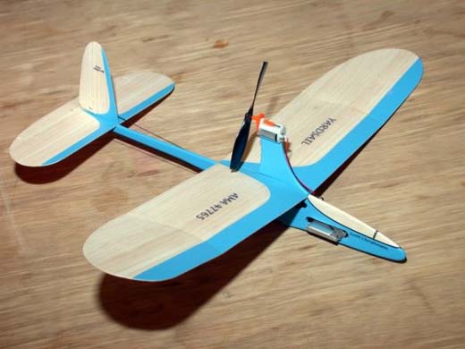 Aeromodelo com motor comum de corrente contínua Aeromodelo com motor comum de corrente contínua