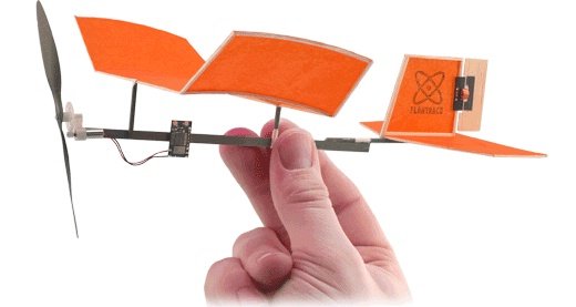 Modelo alimentado por micro-bateria de lítio-polímero que pesa apenas 3,6 gramas - foto da Plantraco Micro R/C - www.plantraco.com Modelo alimentado por micro-bateria de lítio-polímero que pesa apenas 3,6 gramas - foto da Plantraco Micro R/C - www.plantraco.com