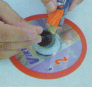 Colando um roda de brinquedo no CD. Colando um roda de brinquedo no CD.