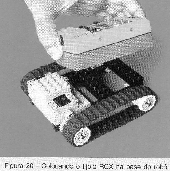Colocando o tijolo RCX na base do robô.
Colocando o tijolo RCX na base do robô.