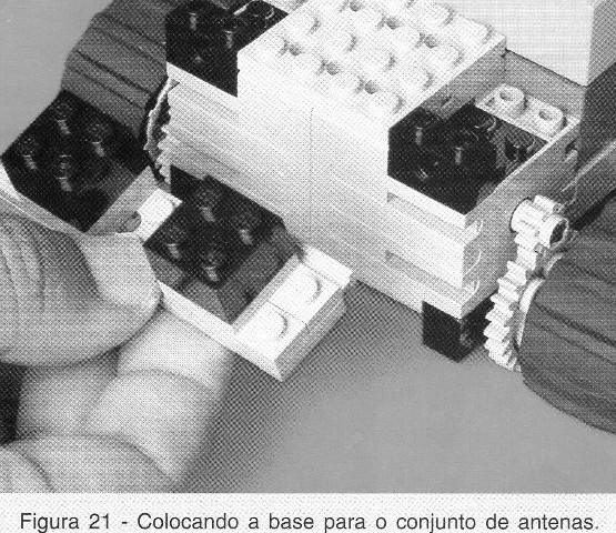 Colocando a base para o conjunto de antenas.
Colocando a base para o conjunto de antenas.
