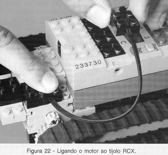 Ligando o motor ao tijolo RCX.
Ligando o motor ao tijolo RCX.