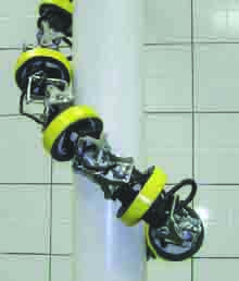 Usando a pressão dos módulos para fixar ao cano Usando a pressão dos módulos para fixar ao cano