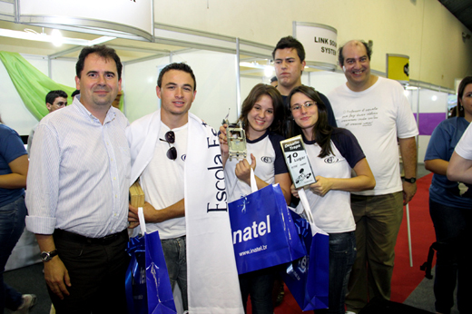 O vice-diretor do Inatel, professor Carlos Nazareth Motta Marins, entrega a premiação à equipe vencedora do Desafio 