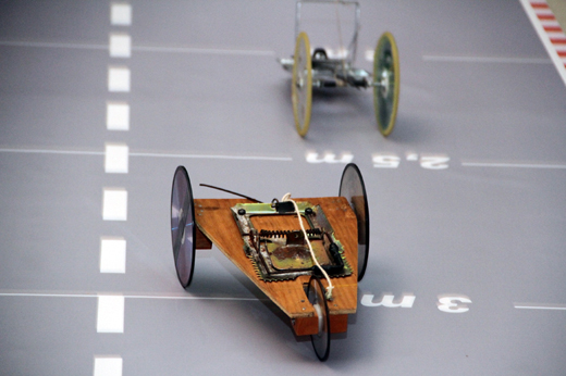 O Desafio Traps propôs uma corrida de carrinhos que utilizavam a propulsão elástica de uma ratoeira para ganhar velocidade 