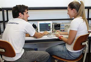 Alunos no novo Laboratório de Tecnologias Médicas
Alunos no novo Laboratório de Tecnologias Médicas