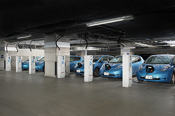 Foto: Nissan LEAFS alimentam prédio de escritórios (Nissa Motor Co.)
