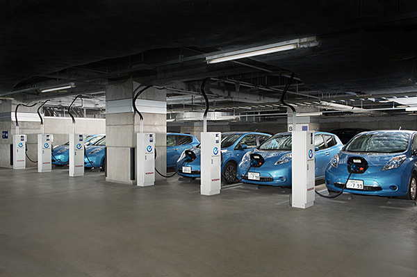 Foto: Nissan LEAFS alimentam prédio de escritórios (Nissa Motor Co.)
Foto: Nissan LEAFS alimentam prédio de escritórios (Nissa Motor Co.)