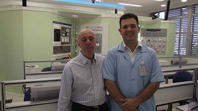 Prof. Leonardo Mantoan e Newton C. Braga na unidade de automação e segurança predial inaugurada no evento.
Prof. Leonardo Mantoan e Newton C. Braga na unidade de automação e segurança predial inaugurada no evento.
