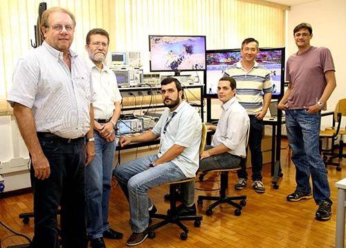 Os testes foram realizados por uma equipe de profissionais de diversas áreas e contou com o apoio dos especialistas do Inatel
Os testes foram realizados por uma equipe de profissionais de diversas áreas e contou com o apoio dos especialistas do Inatel