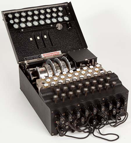 A máquina de encriptar Enigma
A máquina de encriptar Enigma