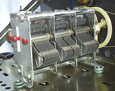 Figura 7 - Capacitor variável de três seções de rádio antigo  